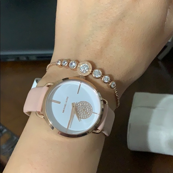 Michael kors woman watch and bracelet set